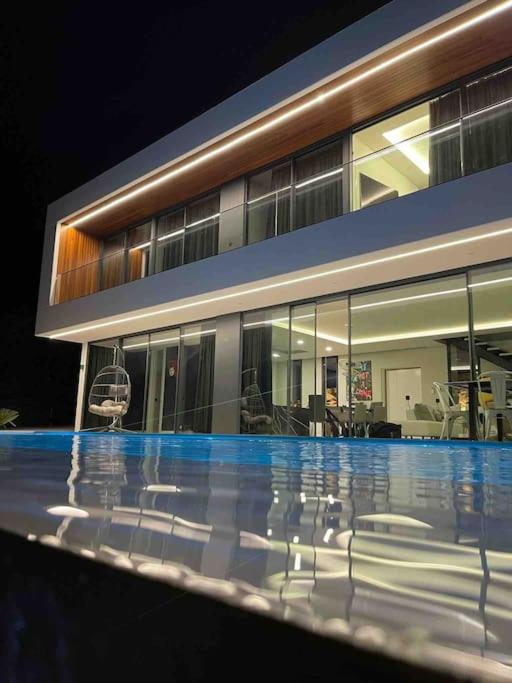 Villa exclusiva con piscina!