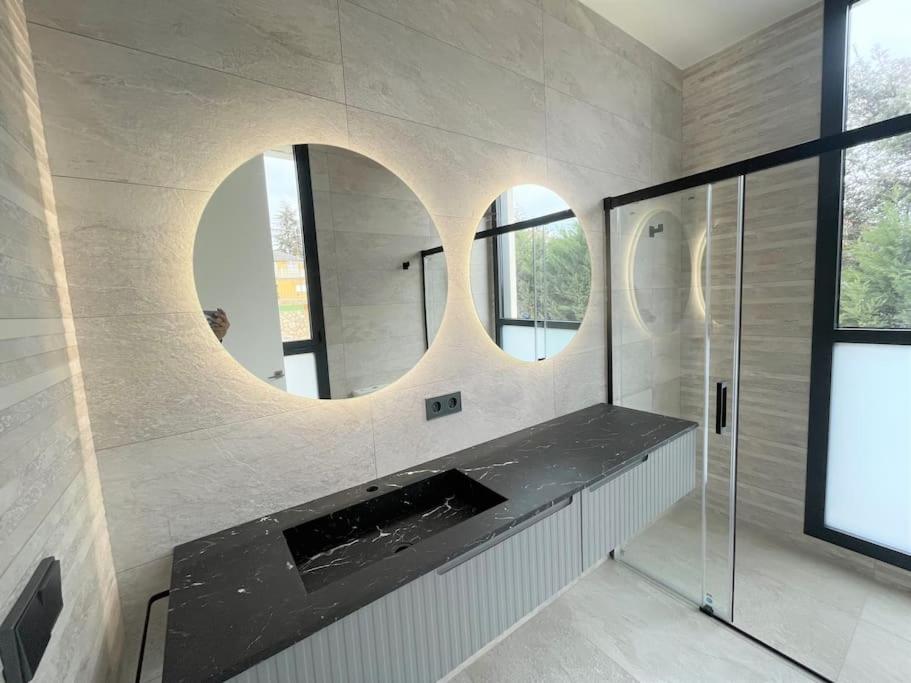 Villa exclusiva con piscina!
