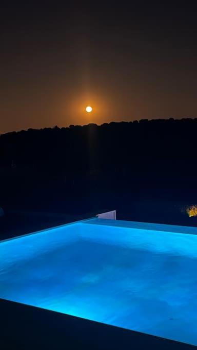 Villa exclusiva con piscina!