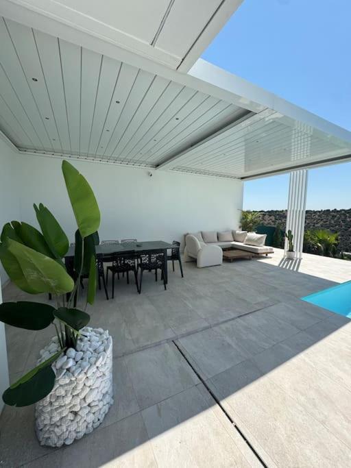 Villa exclusiva con piscina!