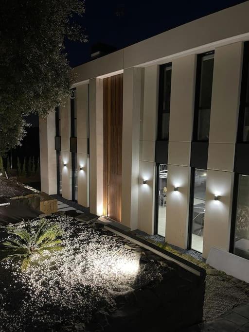 Villa exclusiva con piscina!