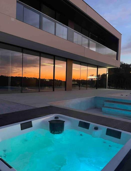 Villa exclusiva con piscina!