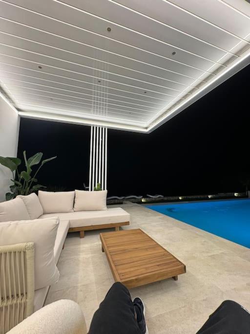 Villa exclusiva con piscina!
