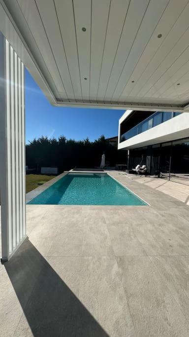 Villa exclusiva con piscina!