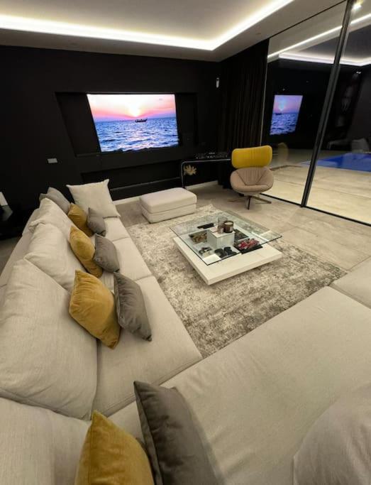Villa exclusiva con piscina!