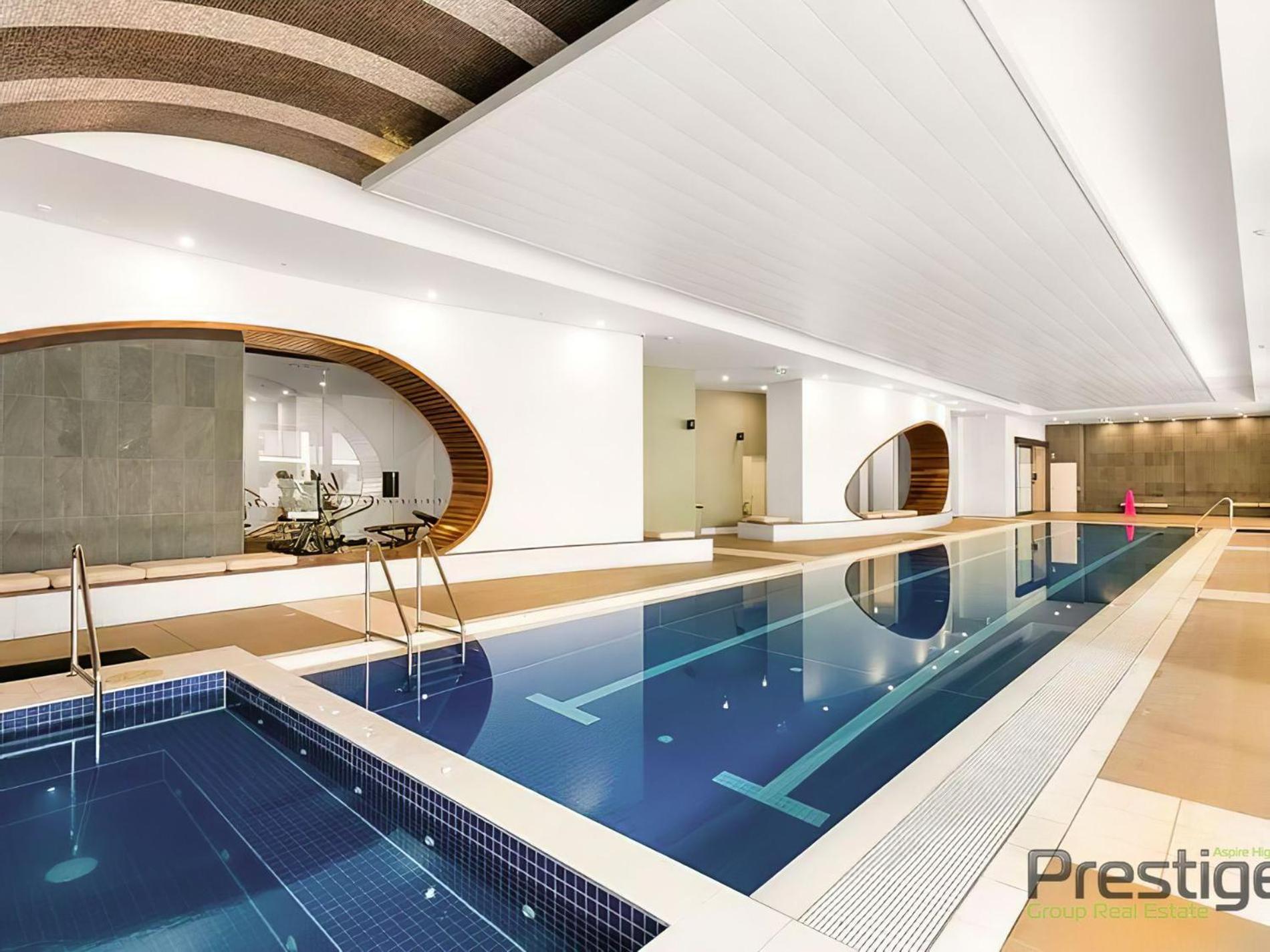 Sky-high South Yarra luxury 2 bed sleeping up to 4