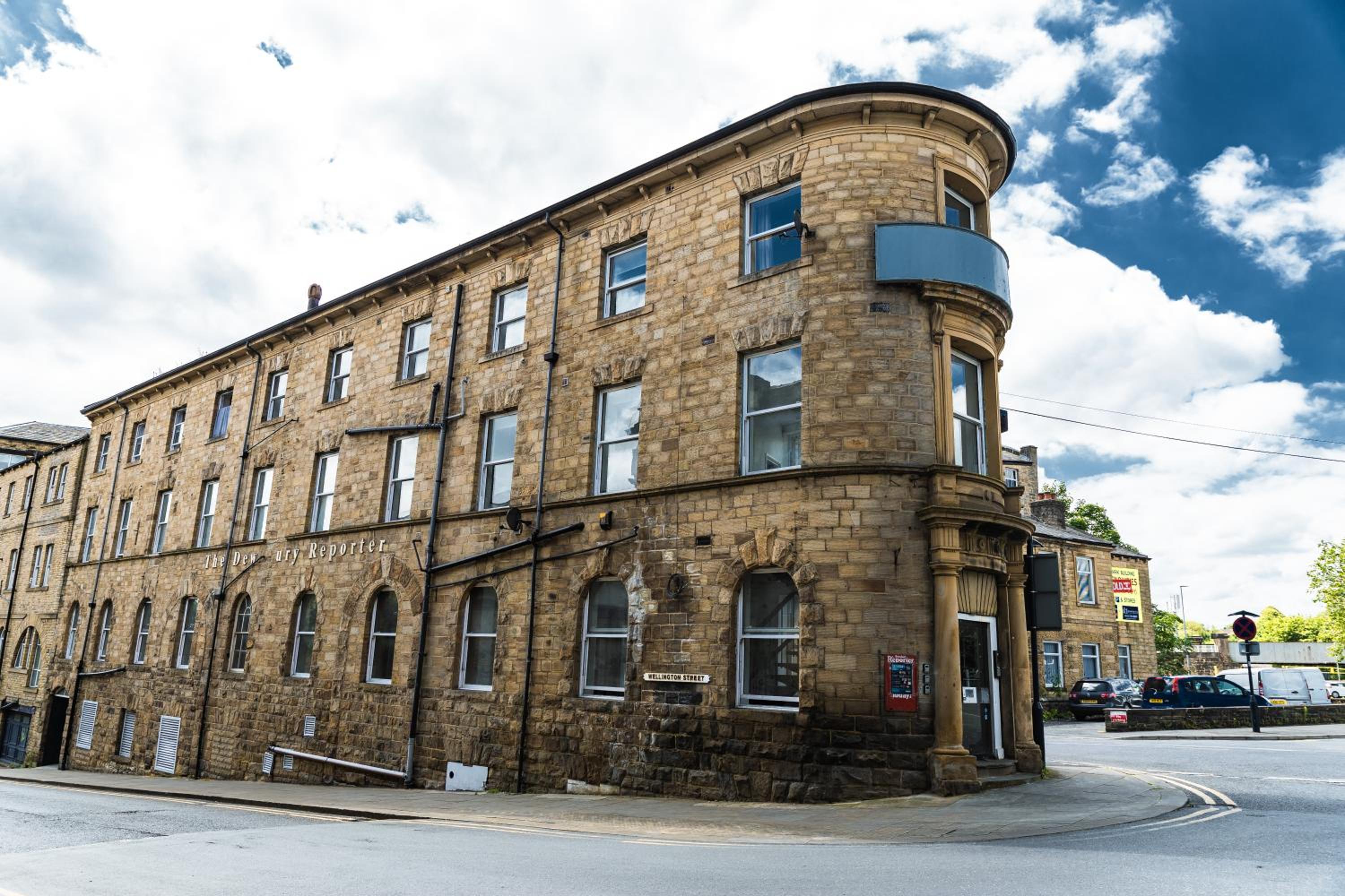Stylish 2 bedroom apartment next to Train Station view 2