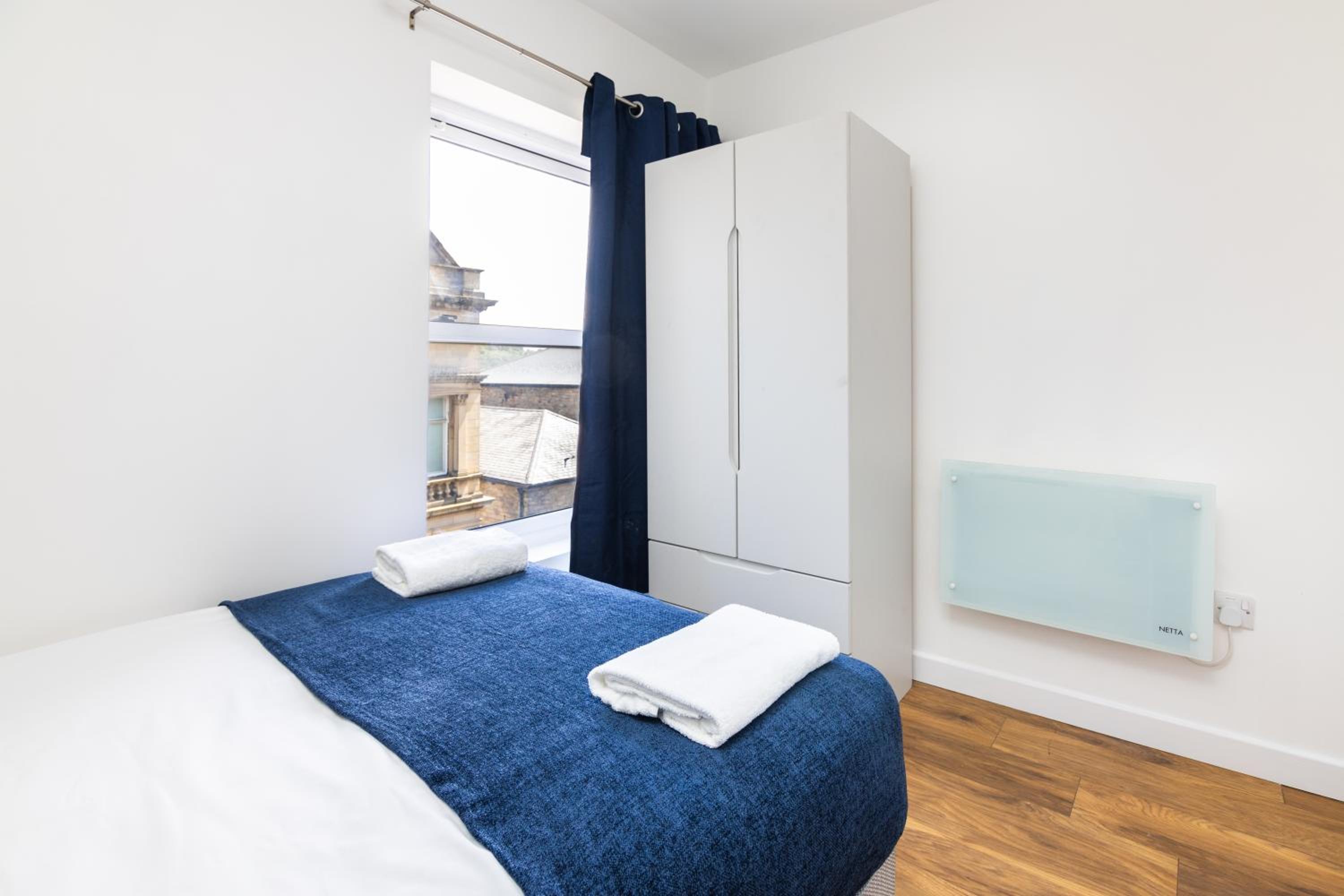 Stylish 2 bedroom apartment next to Train Station view 3
