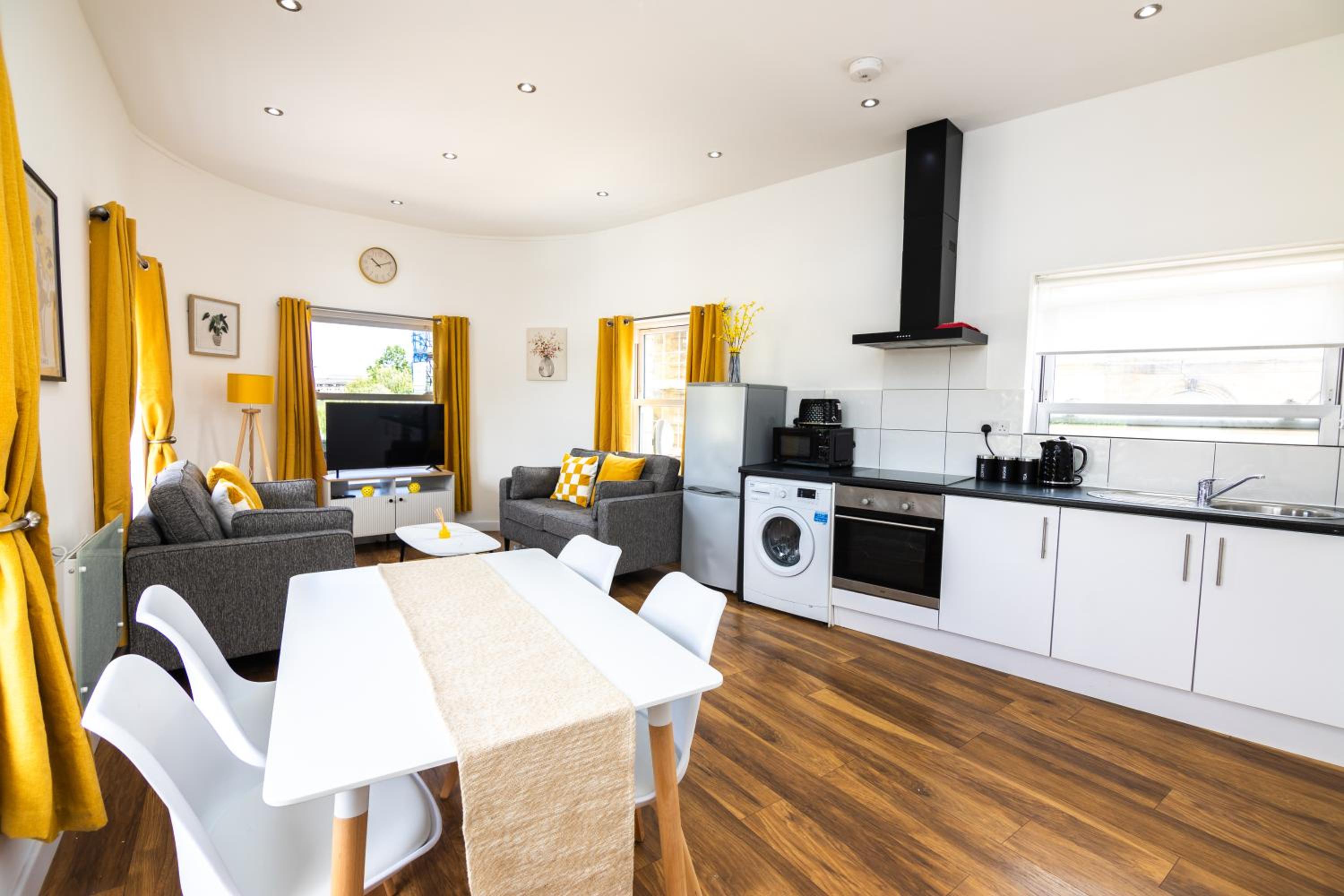 Stylish 2 bedroom apartment next to Train Station view 5