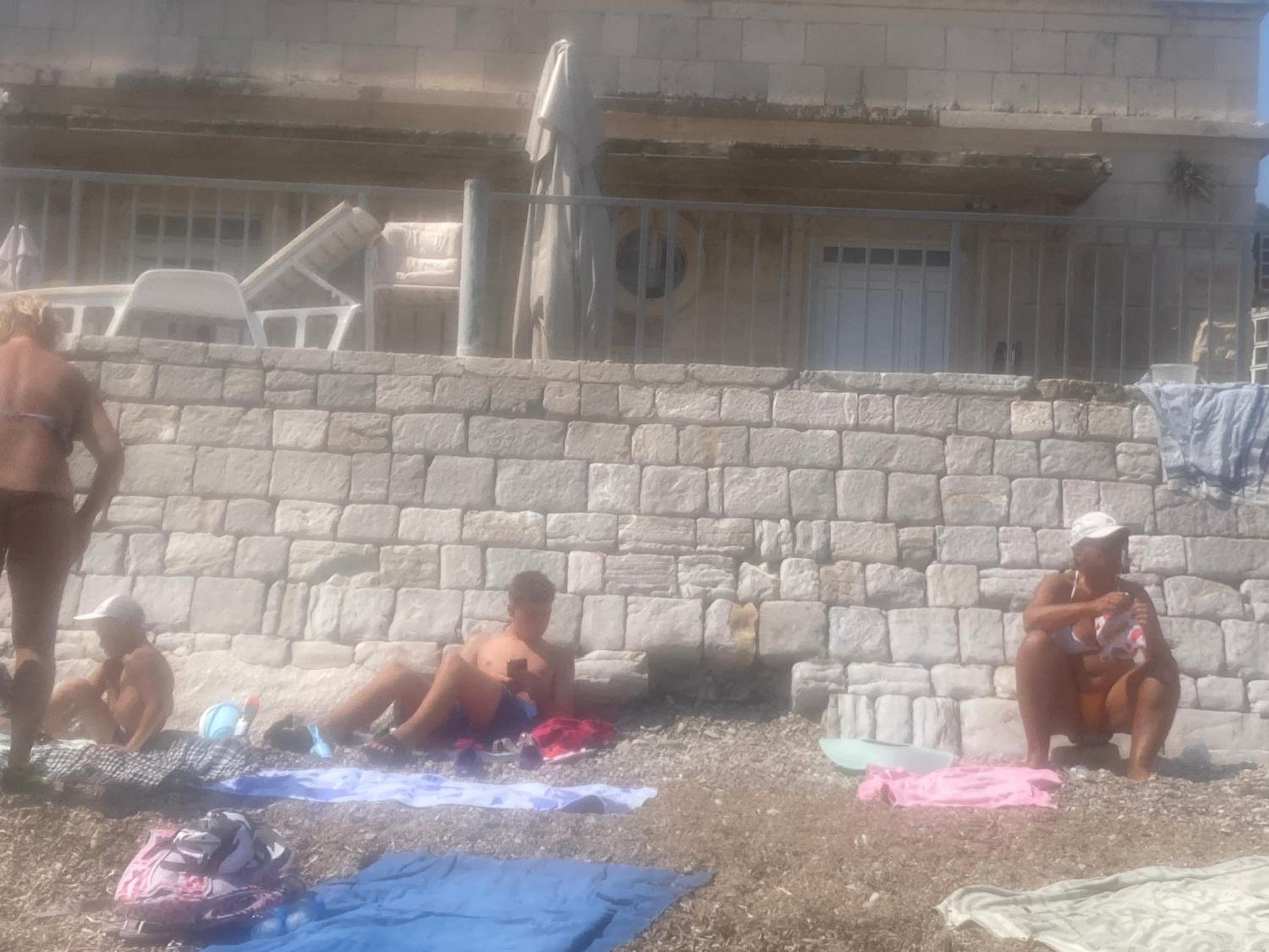 Plaža Stari Grad Budva pjena od mora Beach Apartman