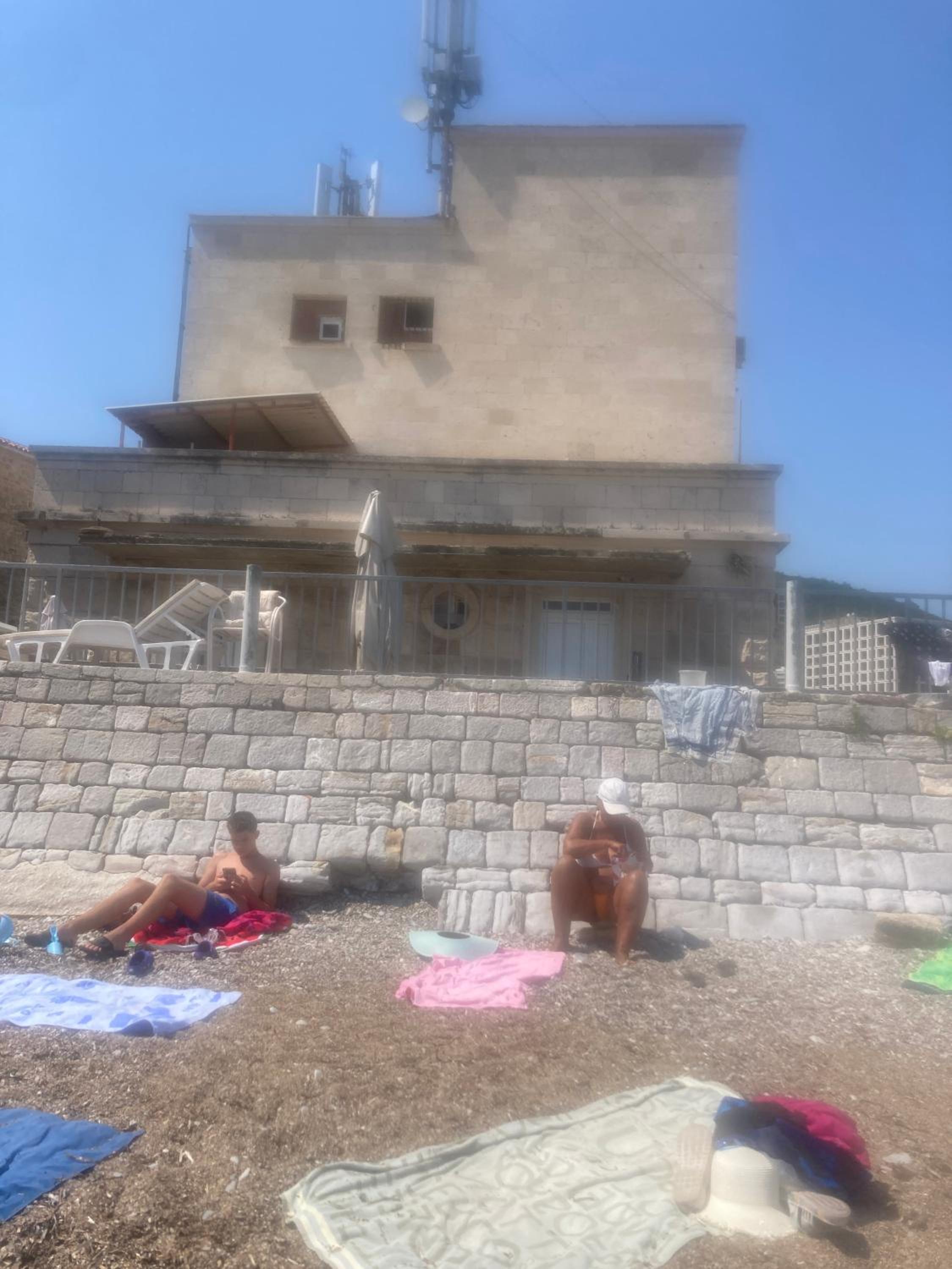 Plaža Stari Grad Budva pjena od mora Beach Apartman