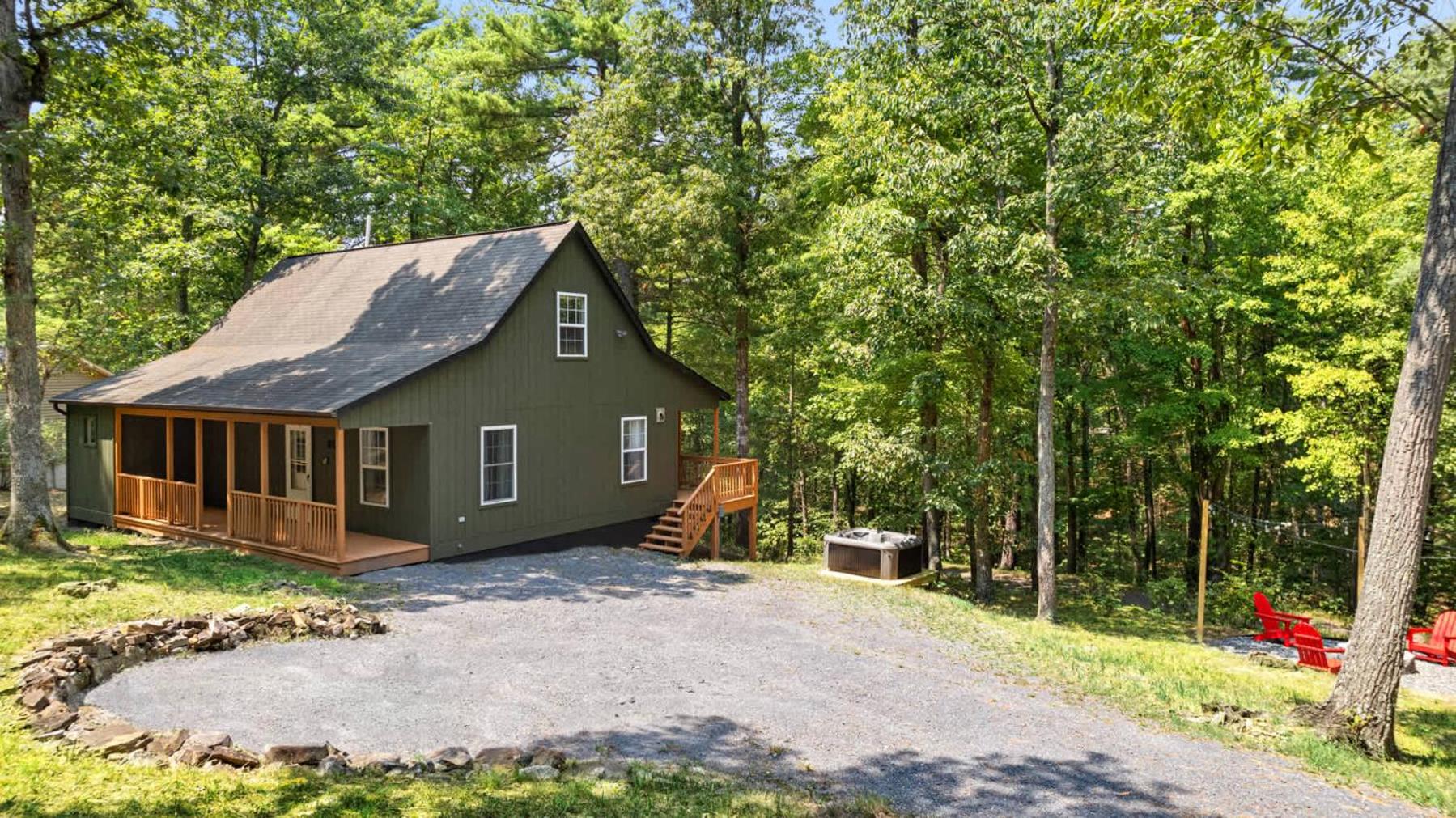 Hot Tub, Fire Pit, Grill, Screened Porch & WiFi