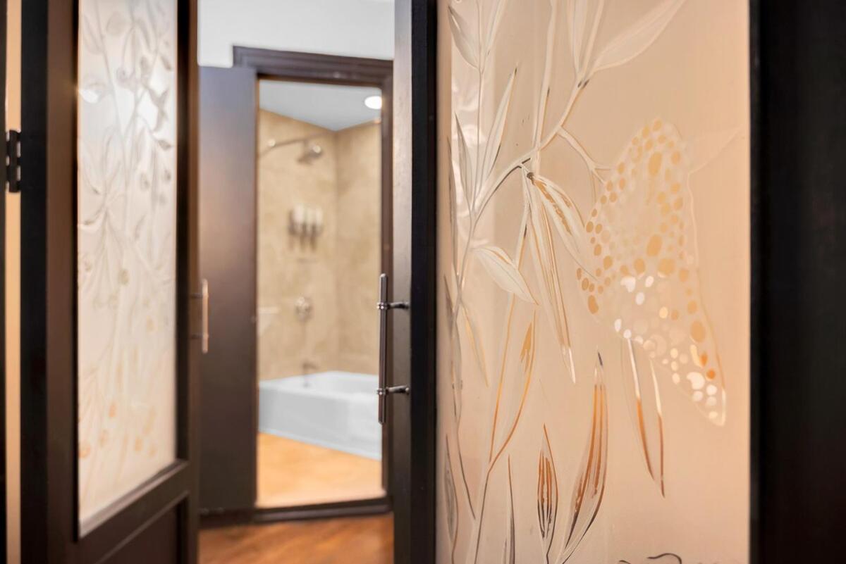 Stunning Condo in Heart of New York with GYM & MORE