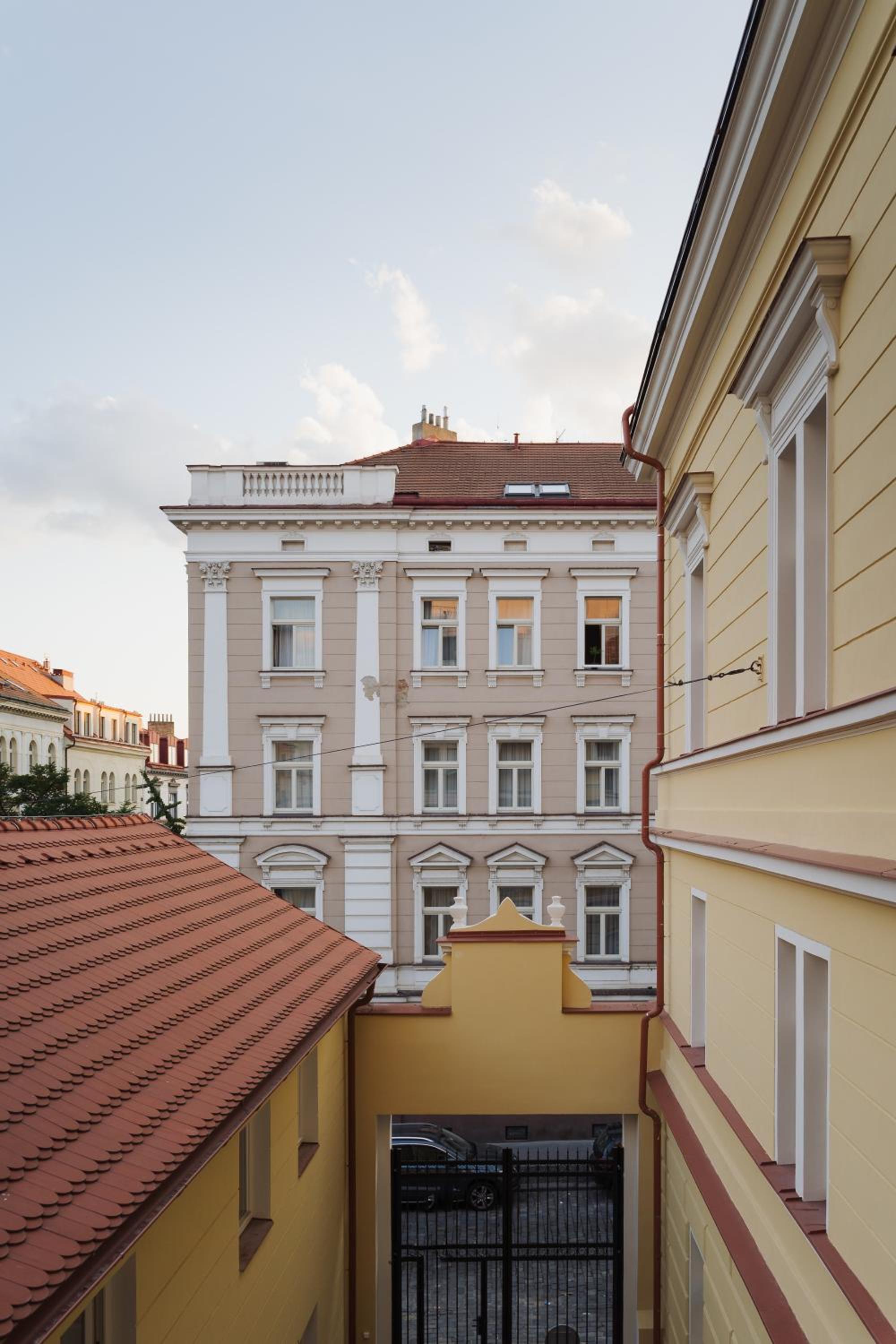 Azure - Cozy City Center Apartment with Balcony
