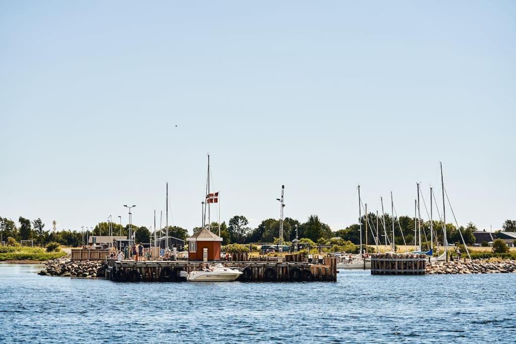 Strandgården på Skarø med færge fra Svendborg