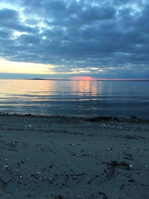 Strandgården på Skarø med færge fra Svendborg