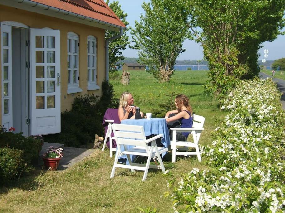 Strandgården på Skarø med færge fra Svendborg