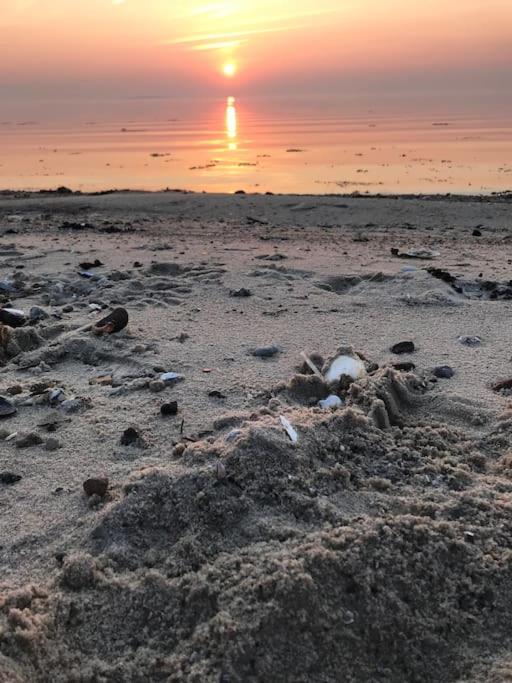 Strandgården på Skarø med færge fra Svendborg