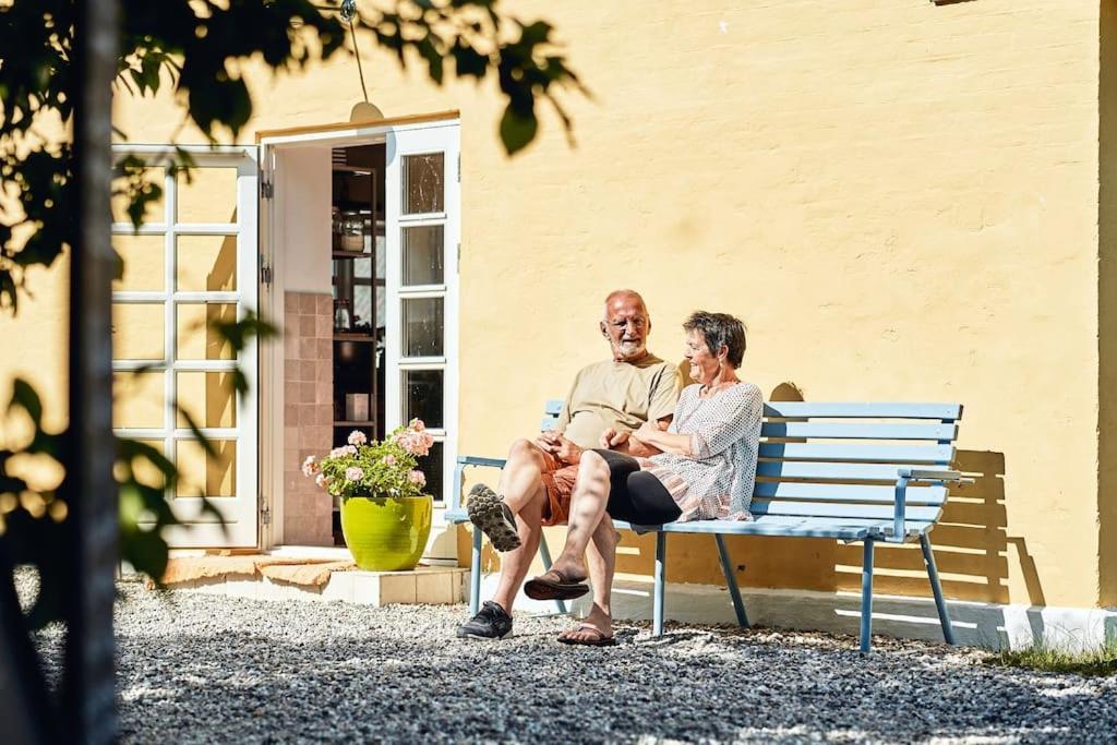 Strandgården på Skarø med færge fra Svendborg