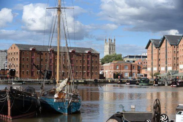 Elliot Oliver - Charming One Bedroom Apartment With Parking in The Docks view 3