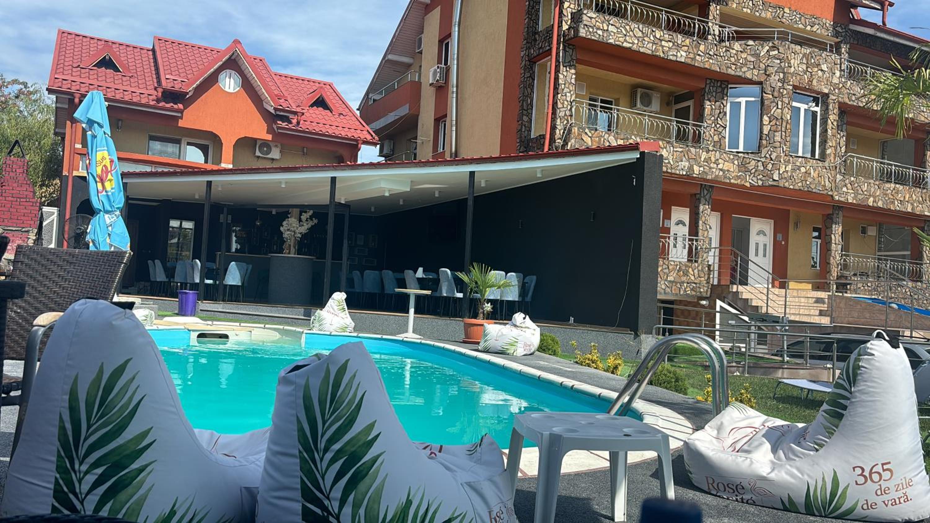 Hypnotic Villa Pitesti view 3