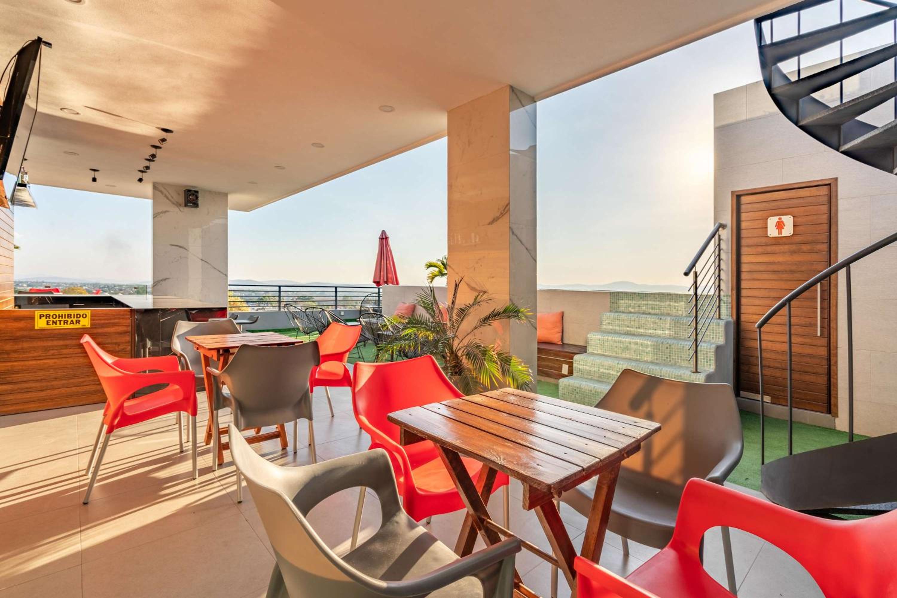 Heated pools and Sky Bar New loft