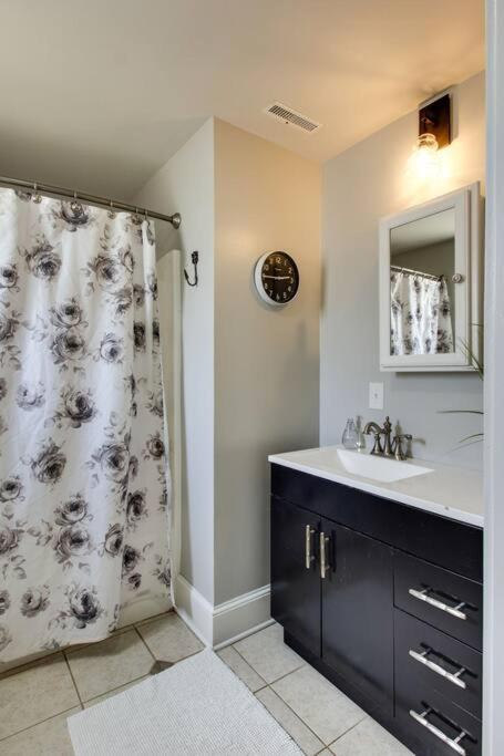 Historic Pet-Friendly Stay Near Broadway w Fire Pit view 3