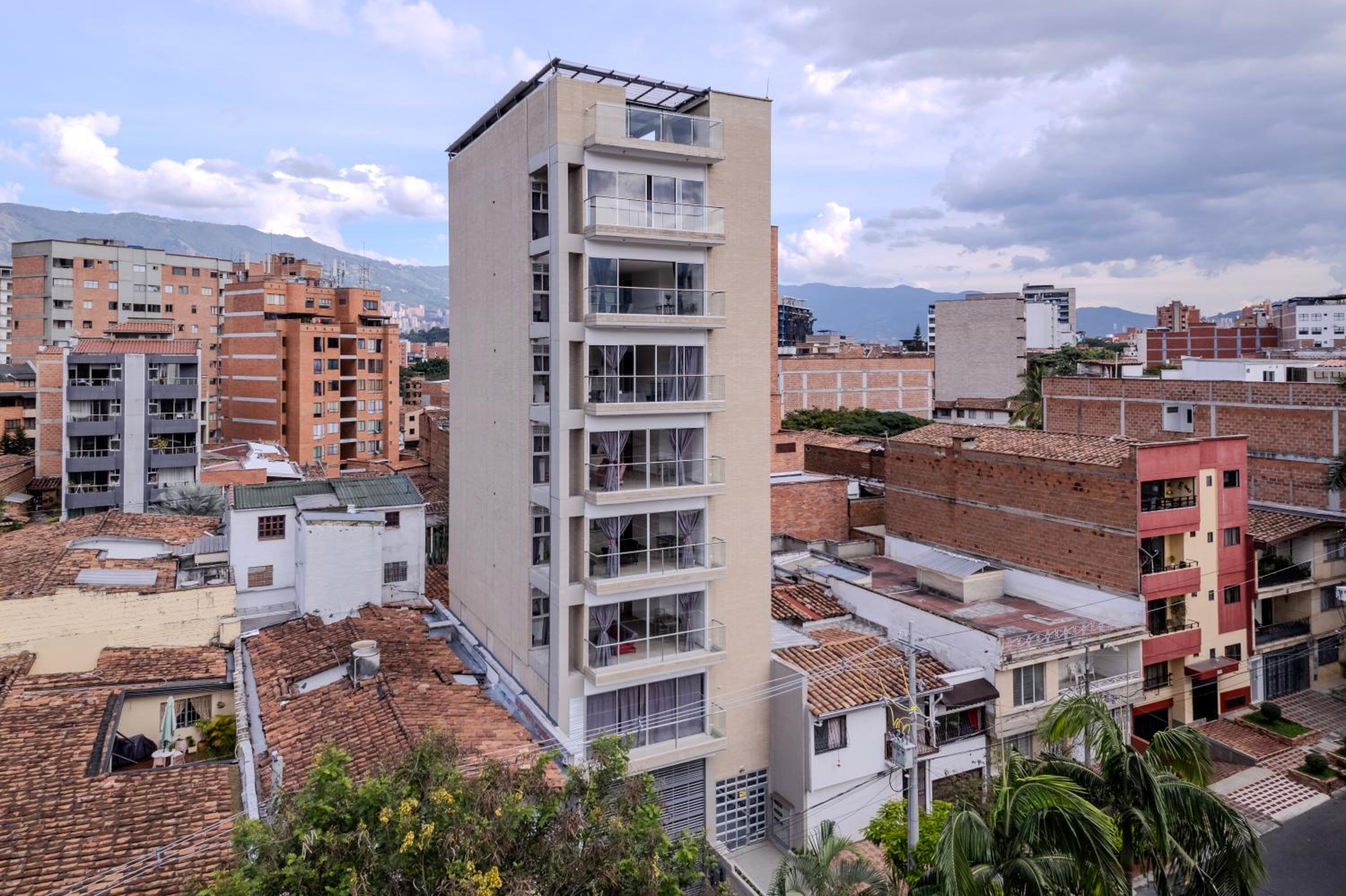 Mirador del Laureles, AC, Piscina, Parqueadero 701