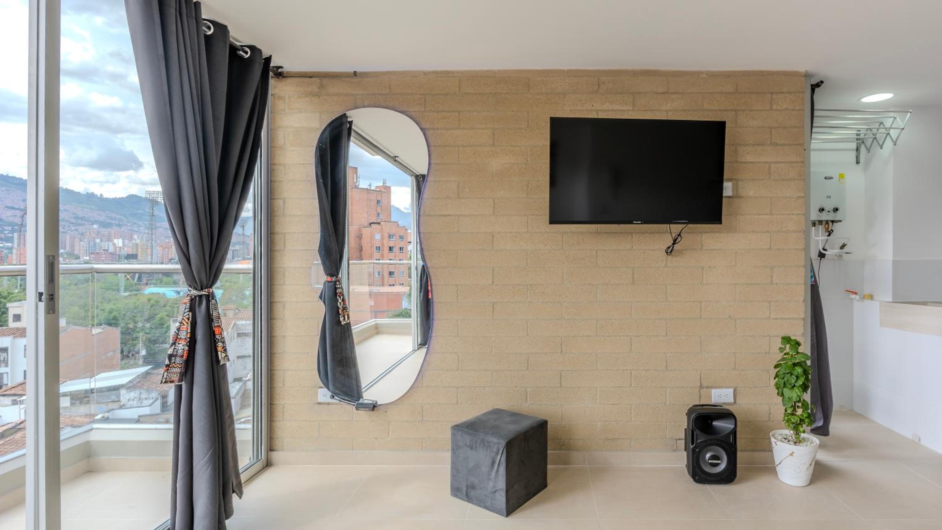 Mirador del Laureles, AC, Piscina, Parqueadero 701