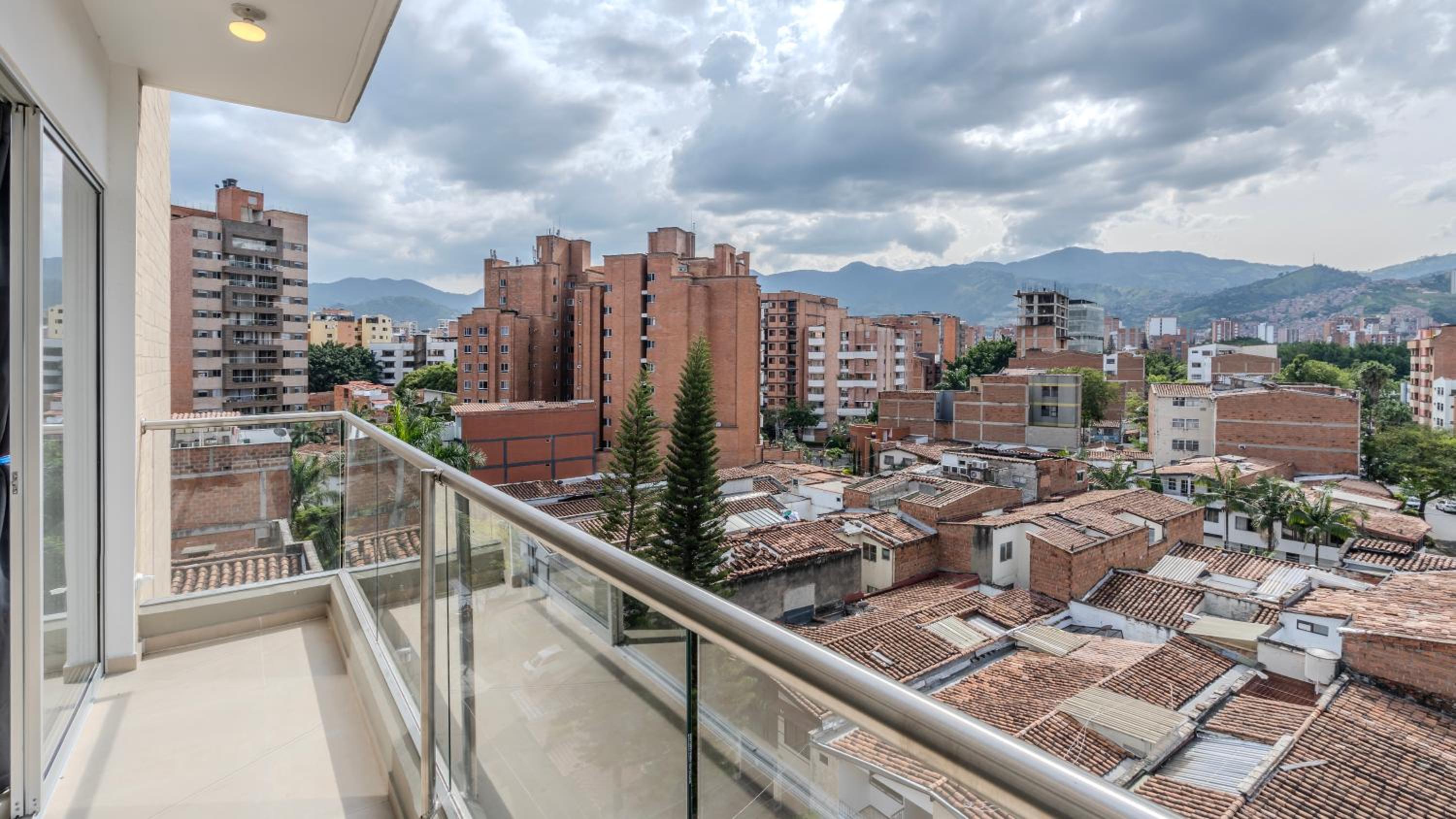 Mirador del Laureles, AC, Piscina, Parqueadero 701