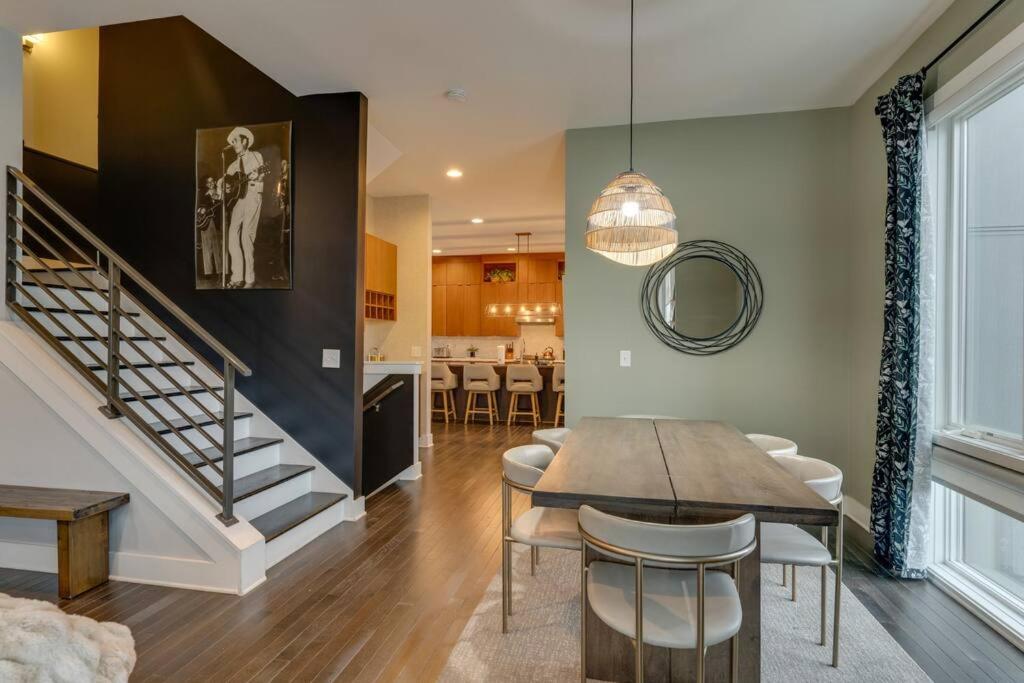 Photograph supplied for Luxury Townhome! Rooftop-Game Room! Near Broadway!
