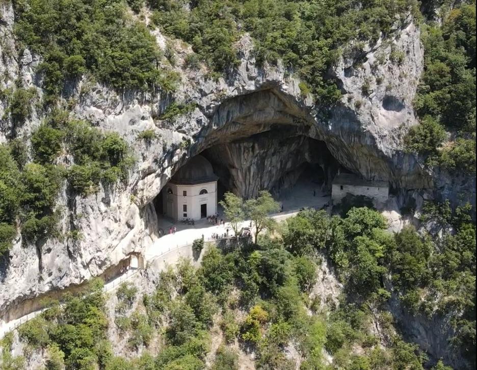 Chalet Battista Grotte di Frasassi view 5