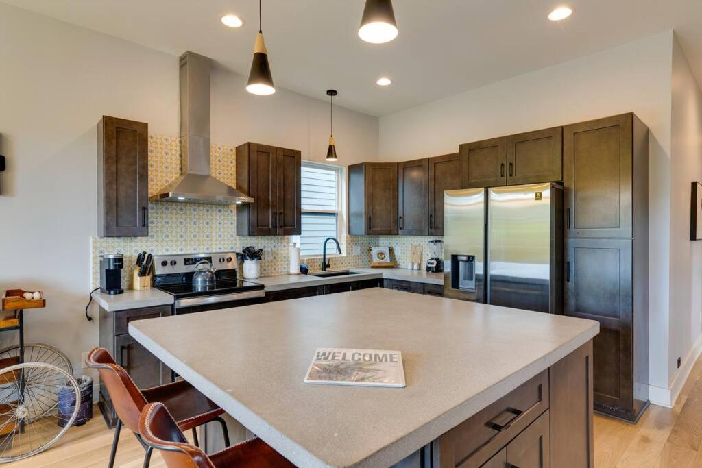 Photograph supplied for Spacious Home 5 Min to Broadway, Sleeps 12!