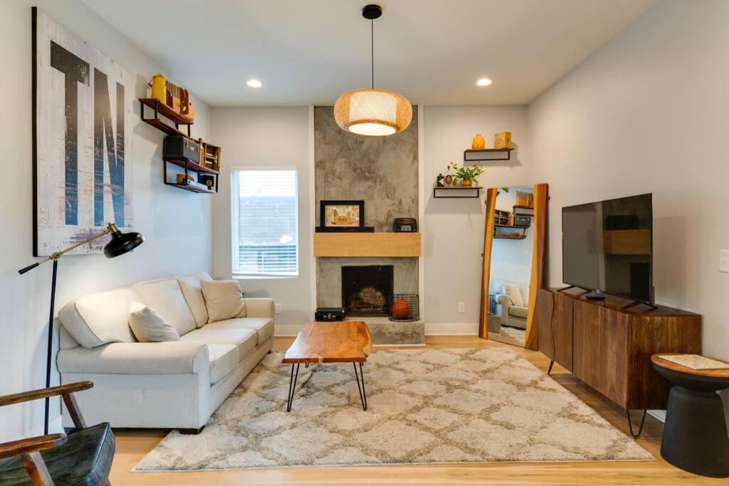 Photograph supplied for Spacious Home 5 Min to Broadway, Sleeps 12!