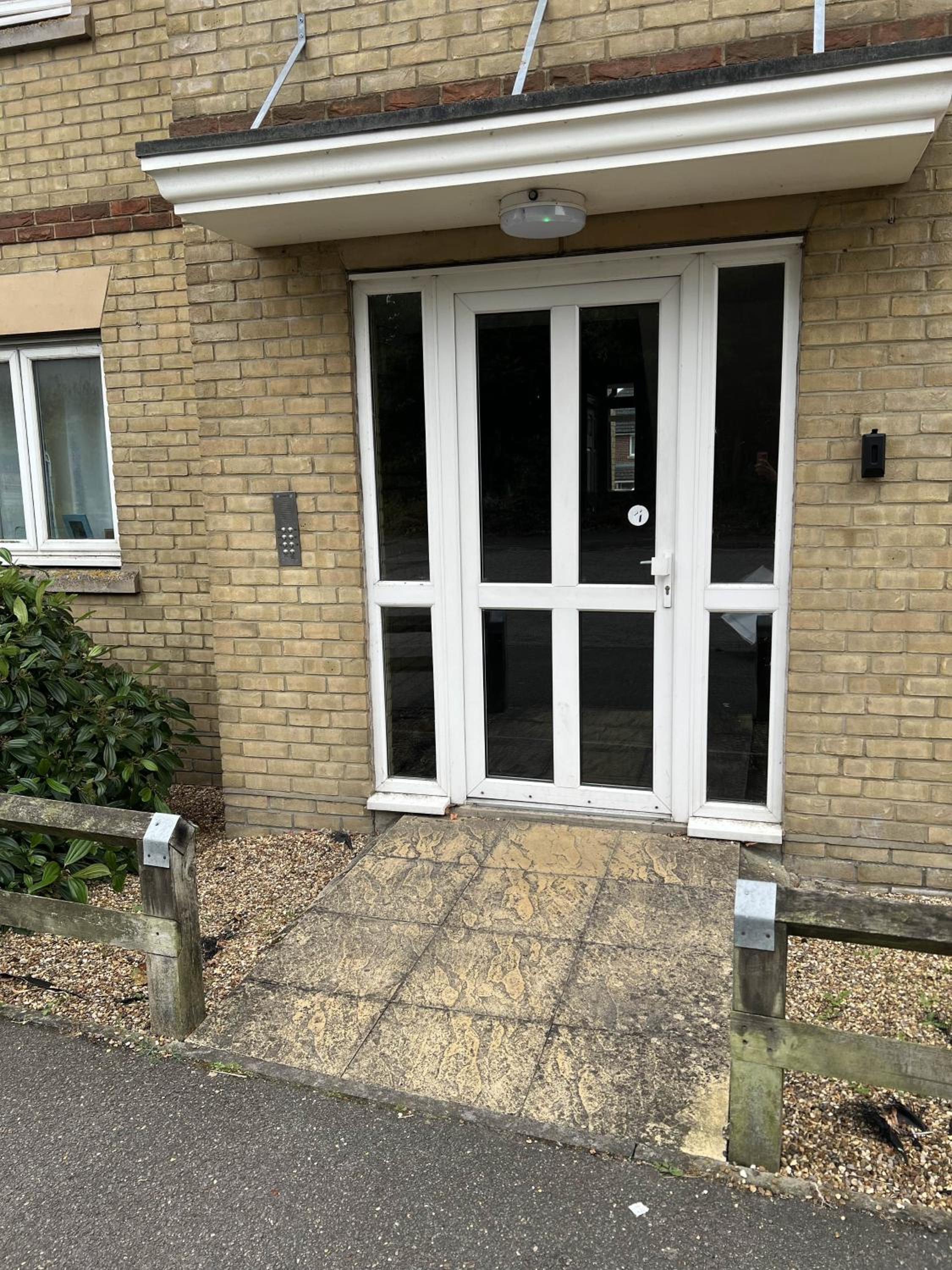 Elegant 3-Bedroom Apt with En suite and Shared Amenities with Free WI-FI view 3