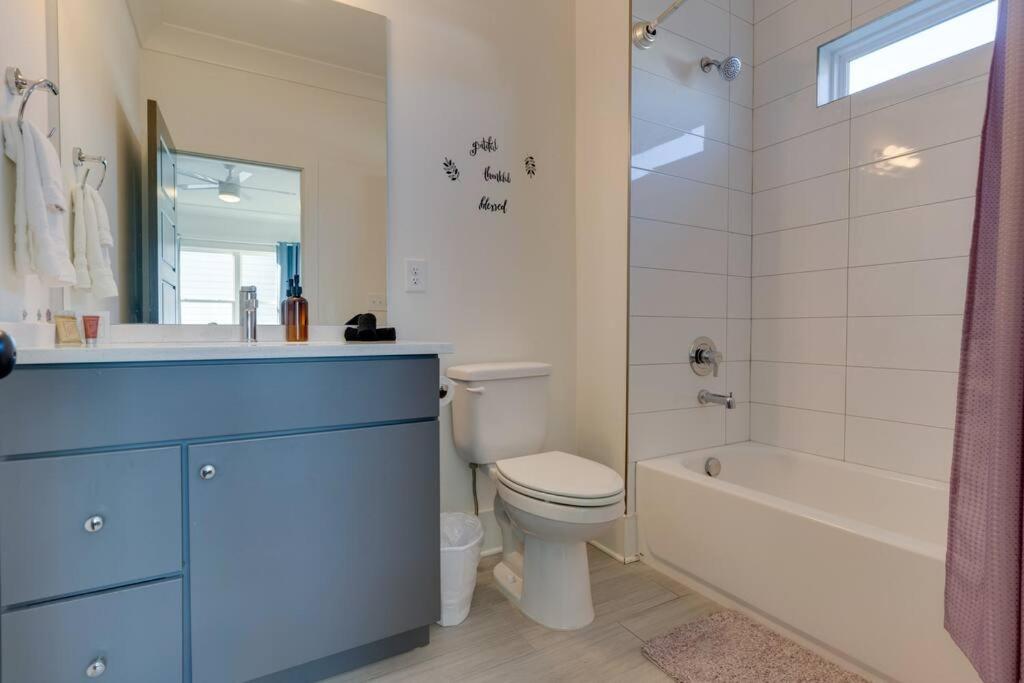 Spacious Home Only 2 Mi to Broadway view 3