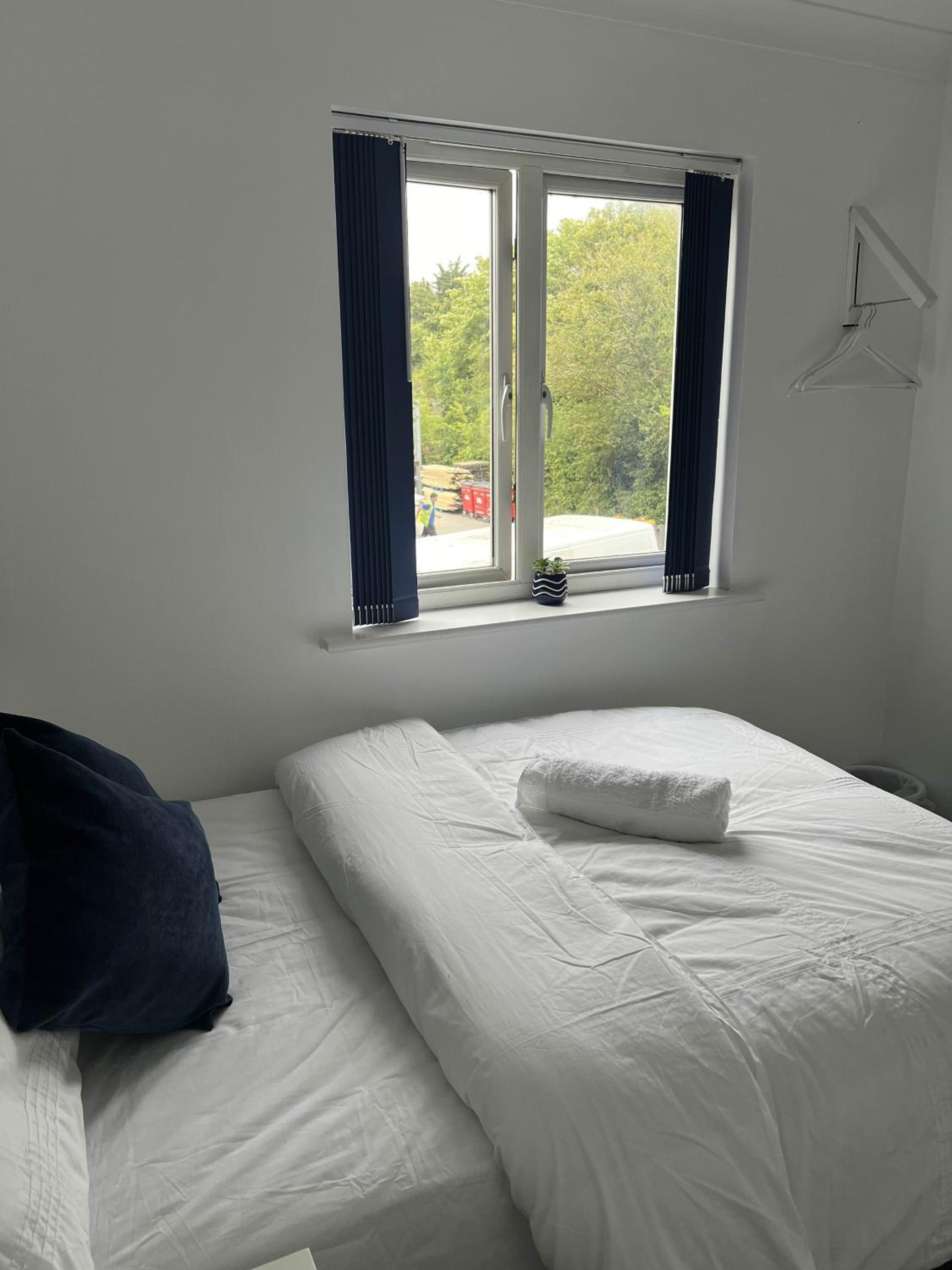 Elegant 3-Bedroom Apt with En suite and Shared Amenities with Free WI-FI view 4