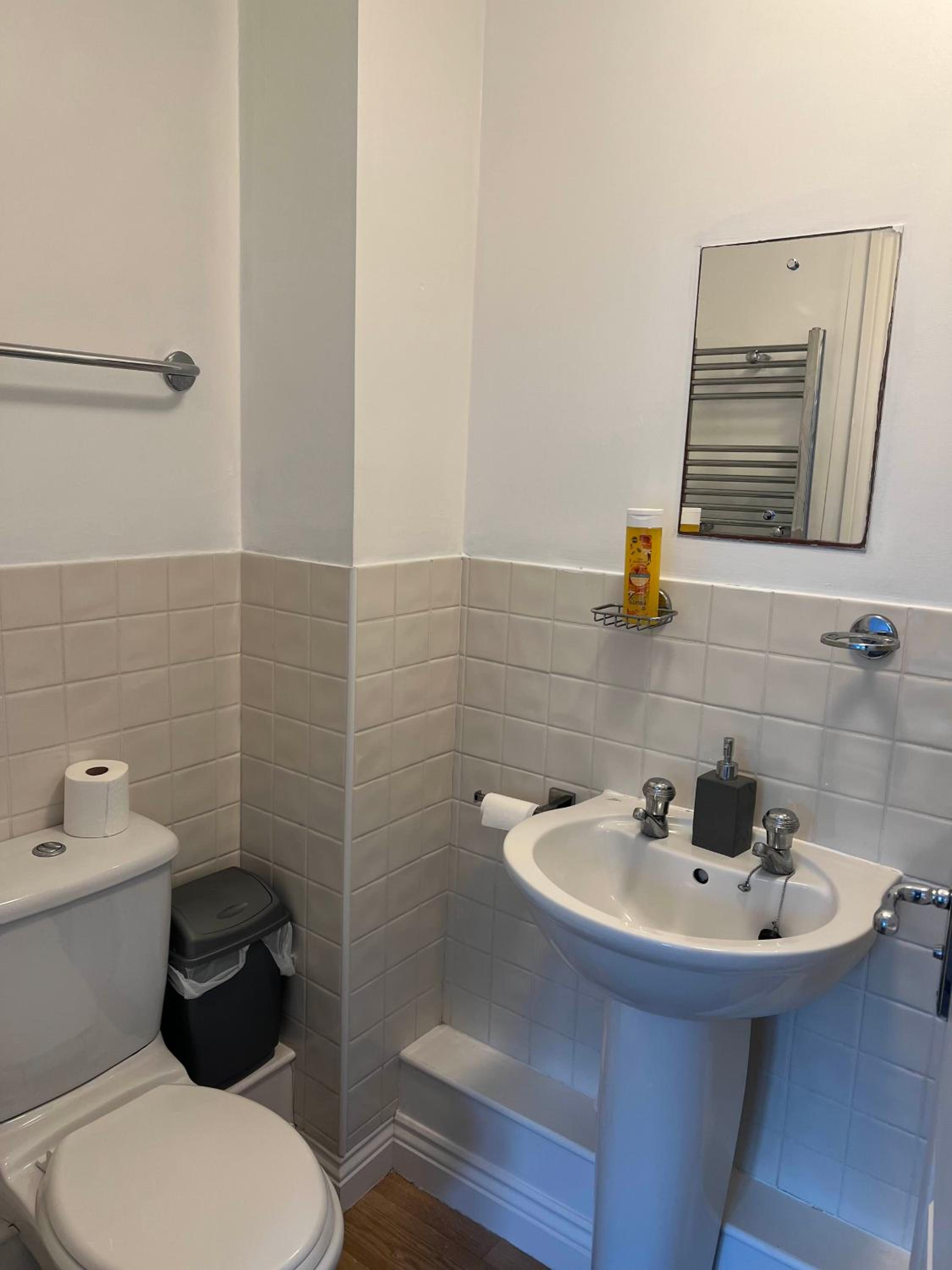 Elegant 3-Bedroom Apt with En suite and Shared Amenities with Free WI-FI view 5
