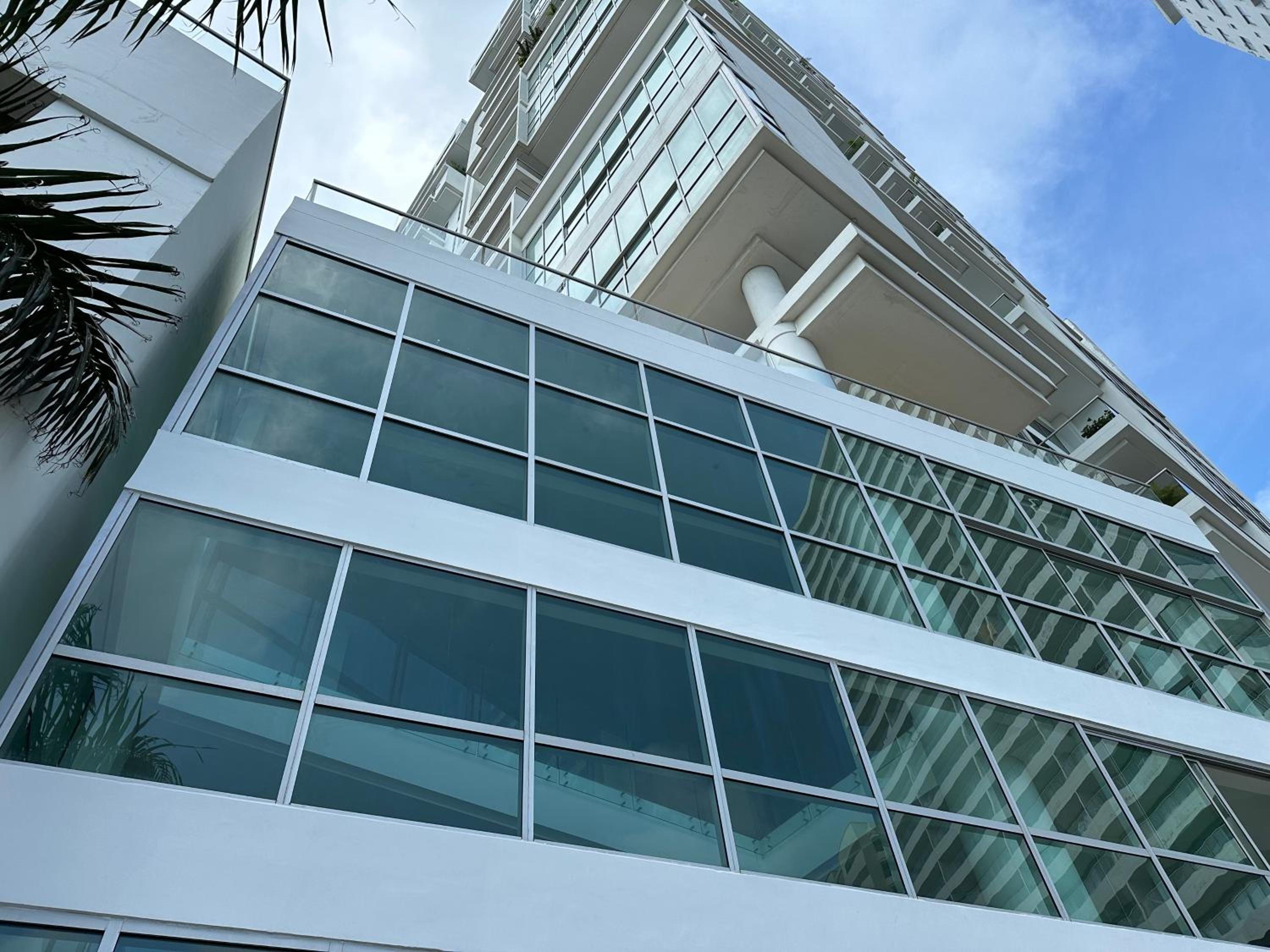 Modern 2 Story Penthouse, With Pool, Spa & Beach