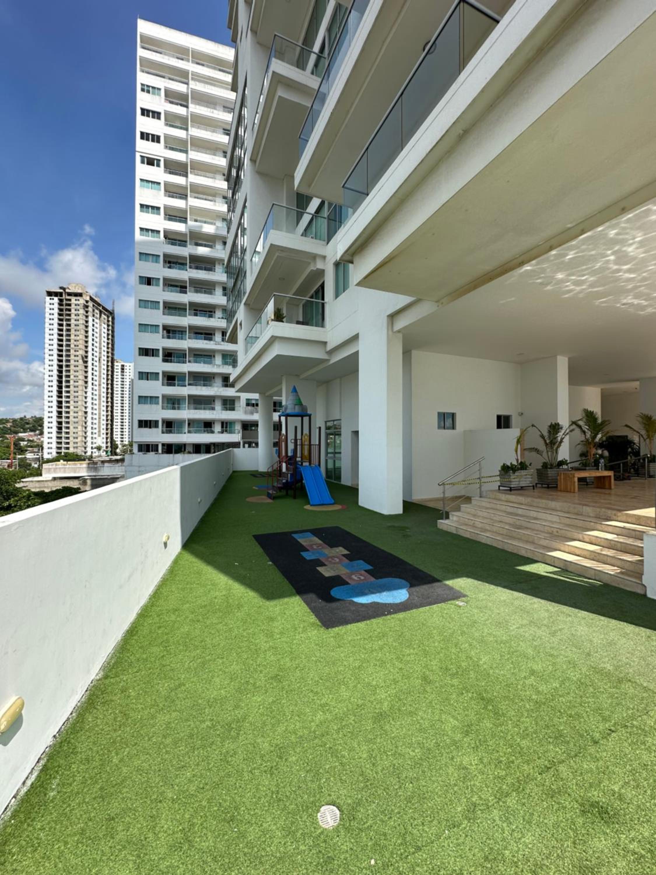 Modern 2 Story Penthouse, With Pool, Spa & Beach