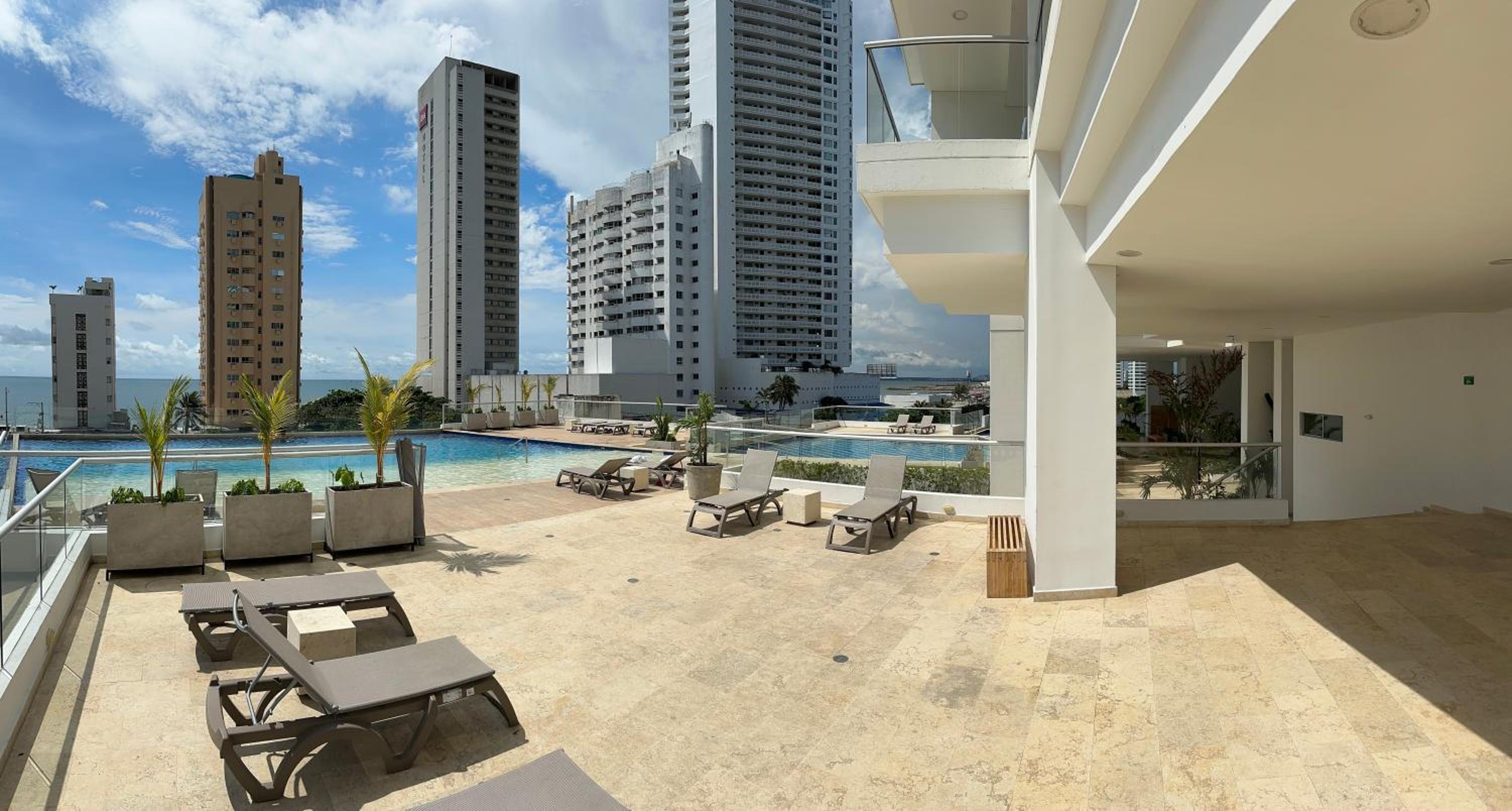 Modern 2 Story Penthouse, With Pool, Spa & Beach