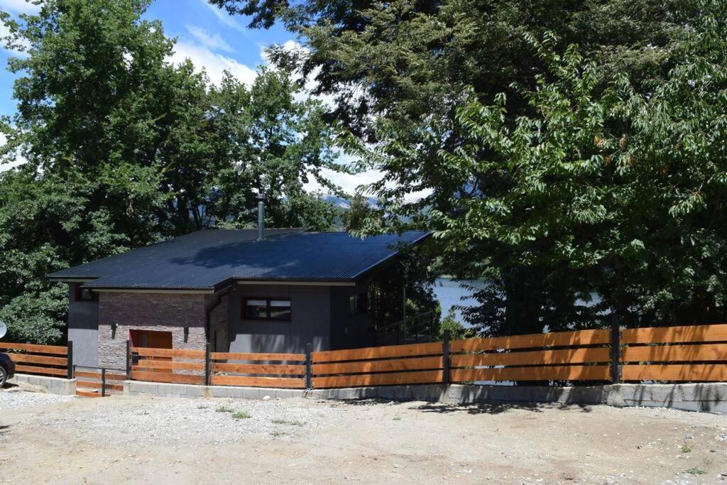 La Salamandra casa para 4 personas con costa de lago