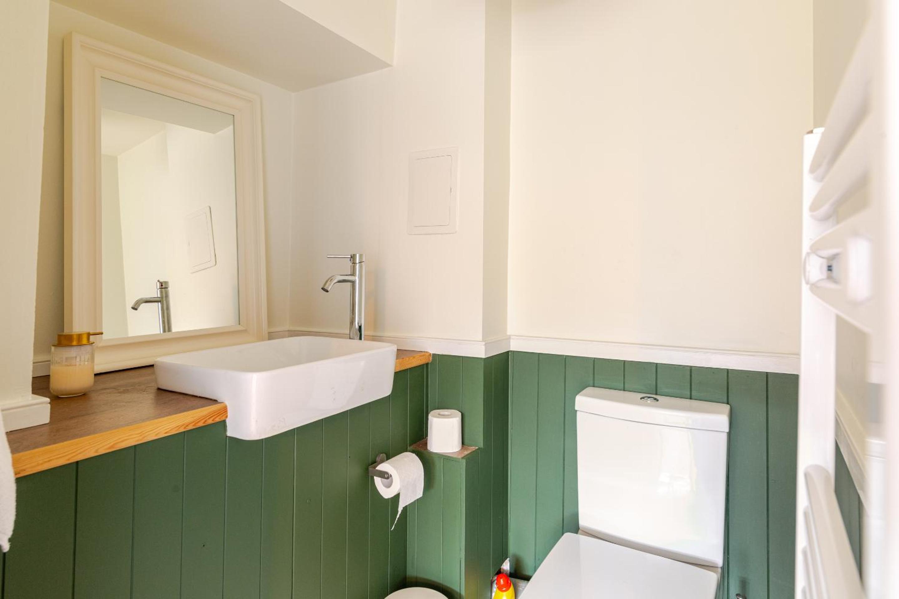 Furzen Farmhouse - Quiet Alternative to a Hotel