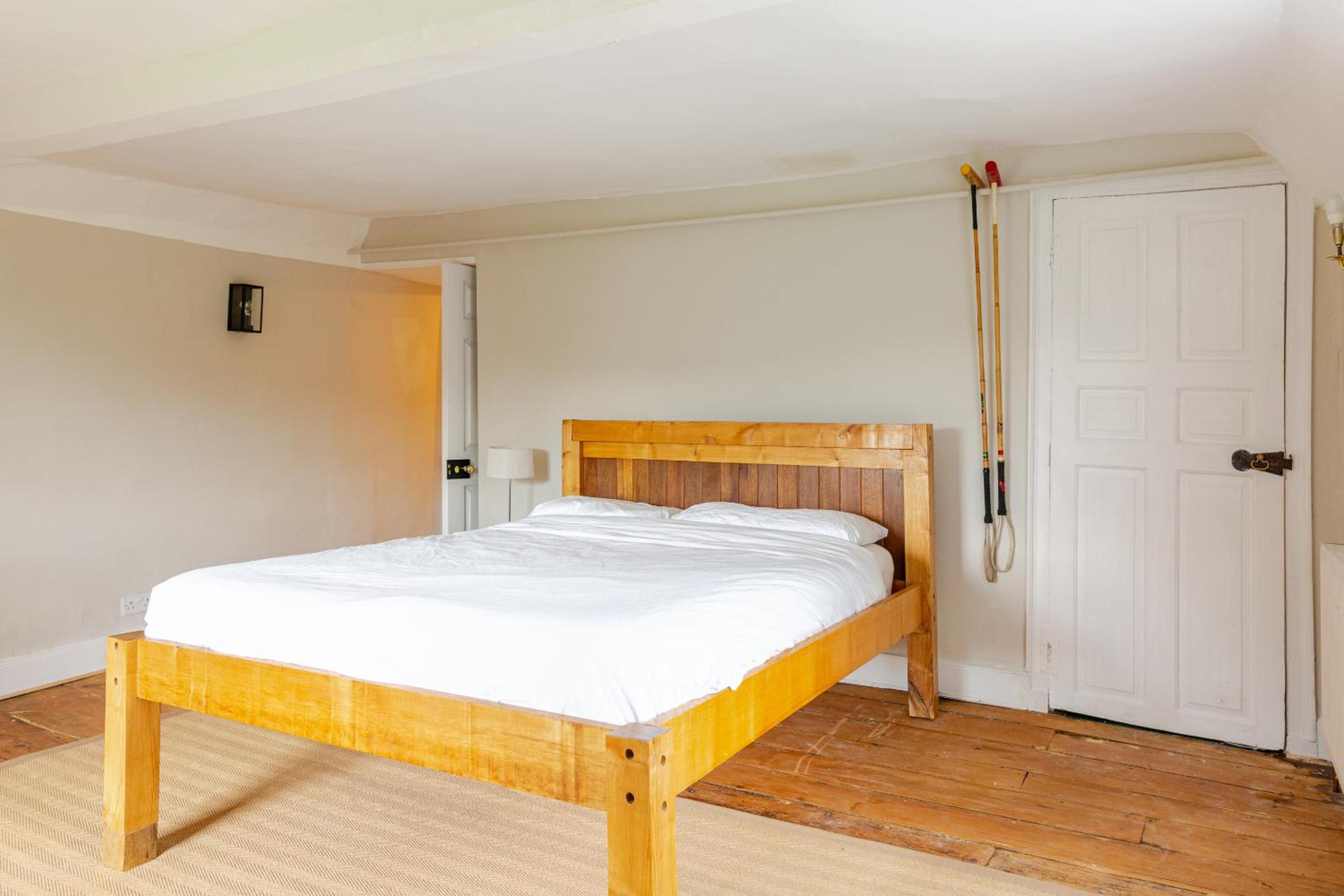 Furzen Farmhouse - Quiet Alternative to a Hotel