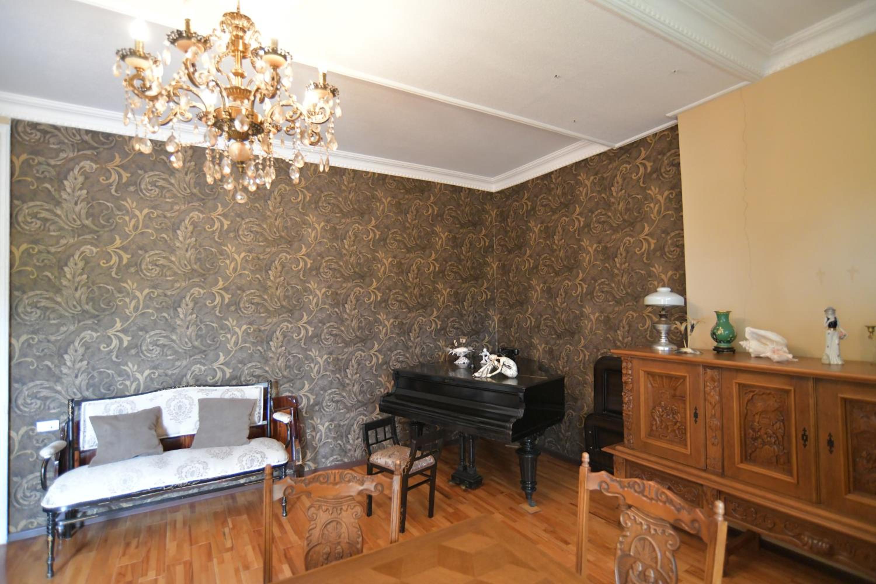 Isolated second floor with a kitchen view 5