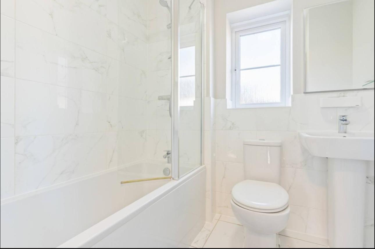 Luxury 5 bed house with Hot Tub nr Bicester Village view 5