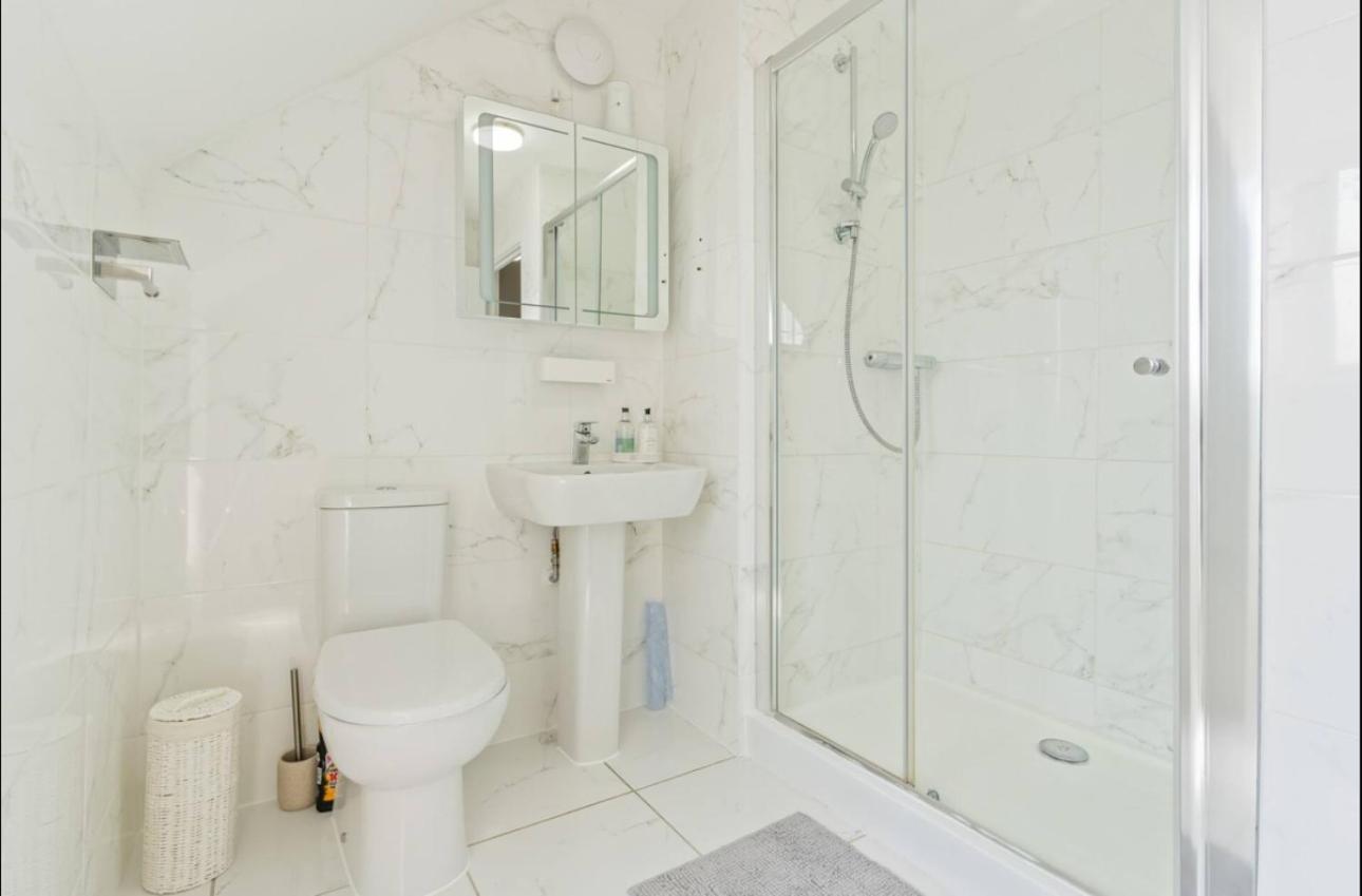 Luxury 5 bed house with Hot Tub nr Bicester Village view 4