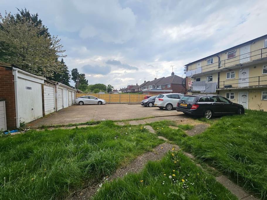 Crash pad in Luton Town view 4