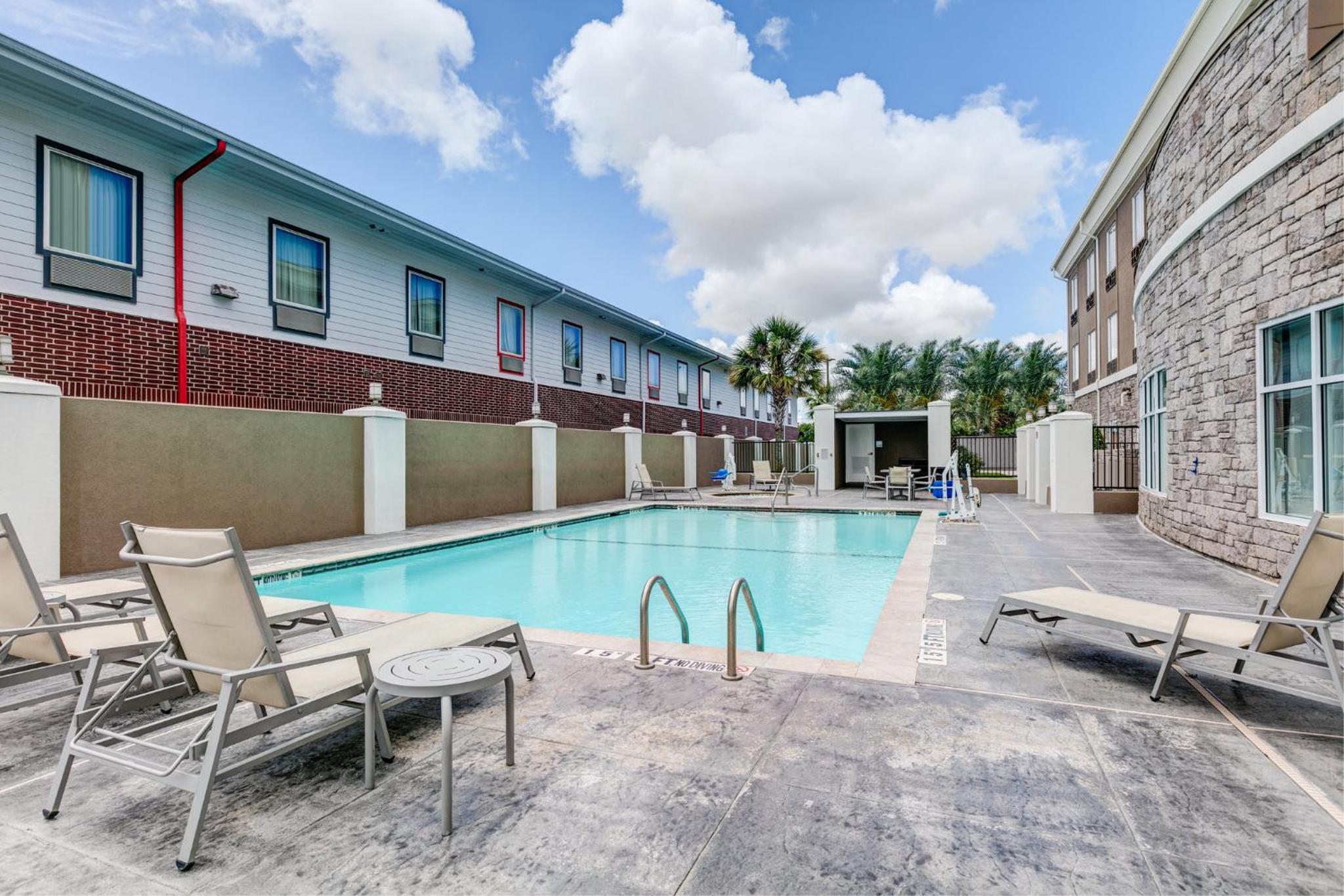 Galveston Vacations - Holiday Inn Express Hotel  Suites Clute-Lake Jackson, an IHG Hotel - Property Image 3