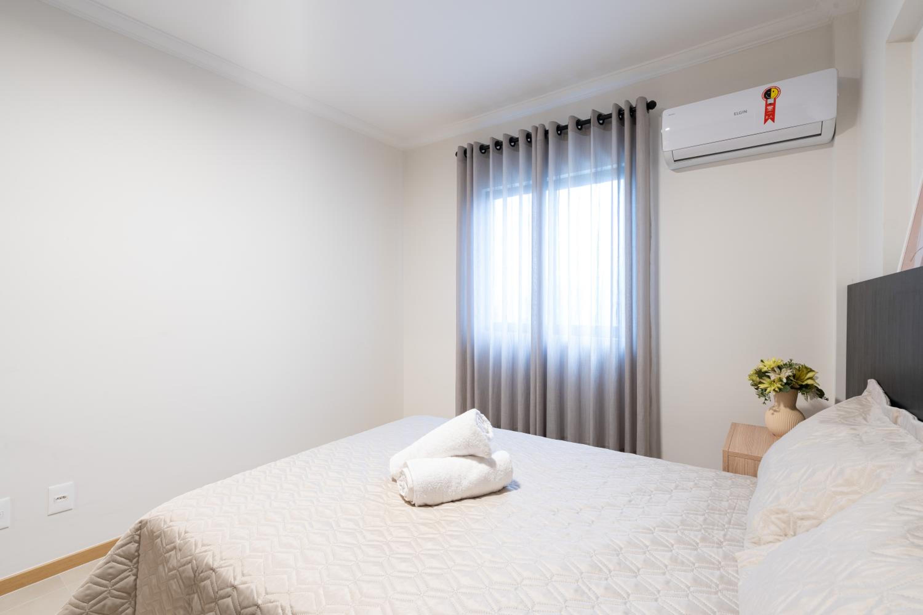 Localização Central! A 450 metros da Vila Germânica Loft com Piscina, Ar-Condicionado, Wi-Fi, Cozinha completa, Garagem Privativa, Espaço Zen, Academia, Sa